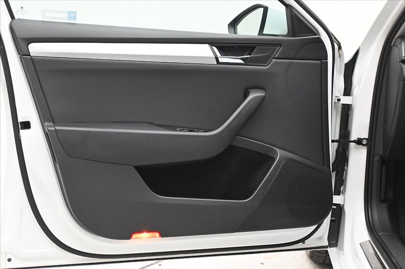 Škoda Superb 1,6 TDI 88 kW NAVI Ambition Zá - fotka 23 z 29