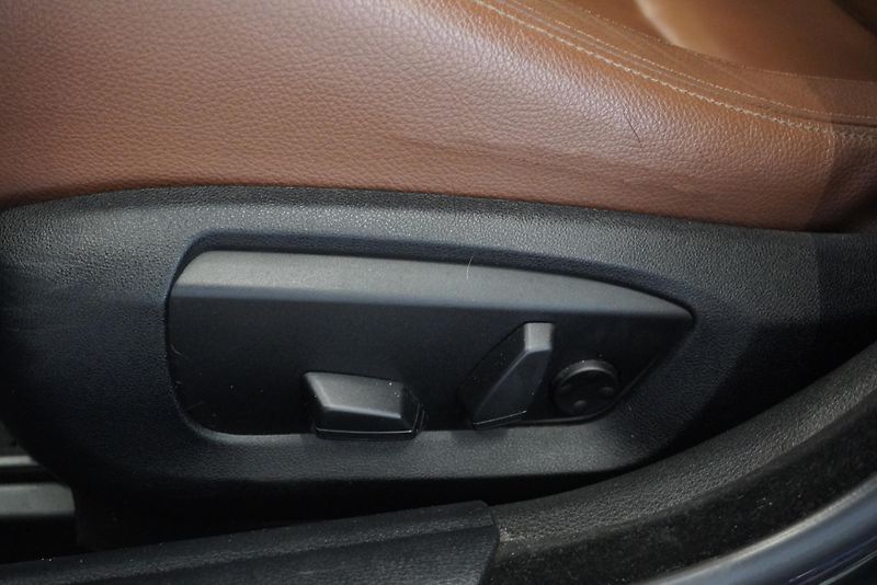 BMW Řada 5  3,0 XDRIVE FACELIFT AUTOMAT - fotka 12 z 29