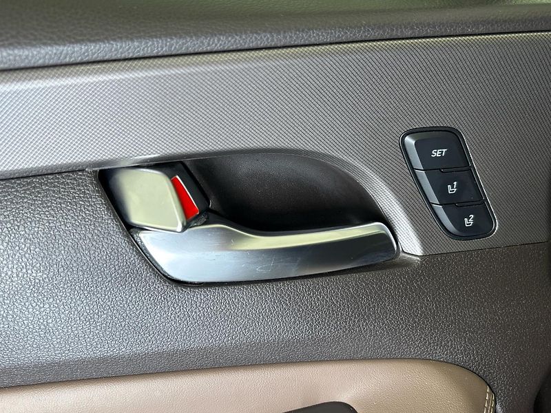 Hyundai Santa Fe Premium Luxury 4x4 AT - fotka 27 z 33