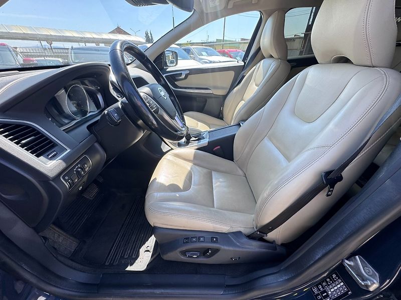 Volvo XC60 (2015) 4X4 2,4 D5 158 KW SUMMUM ČR - fotka 19 z 50