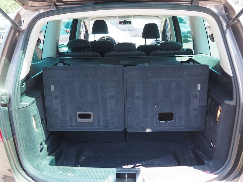 Volkswagen Sharan (2011) 2.0 TDI, 103 kW, 7 míst - fotka 13 z 31