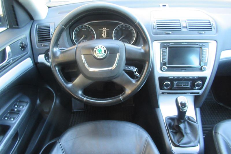 Škoda Octavia 1.6 TDI AUT. KLIMA NAVI TAŽNÉ - fotka 10 z 30