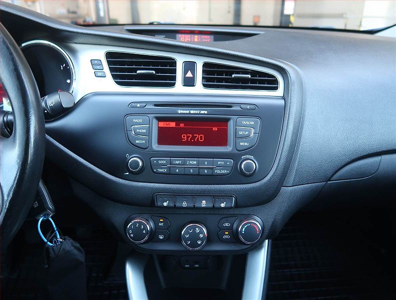 Kia Ceed (2015) Silver 1.6 GDI, Tempomat - fotka 12 z 16