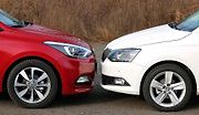 Hyundai i20 a Škoda Fabia (zleva).