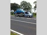 Fotografie poškozeného Nissanu Navara.