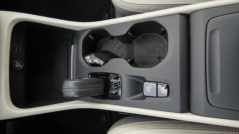 Volvo XC40 D3 Drive-E AWD Momentum - fotka 16 z 22