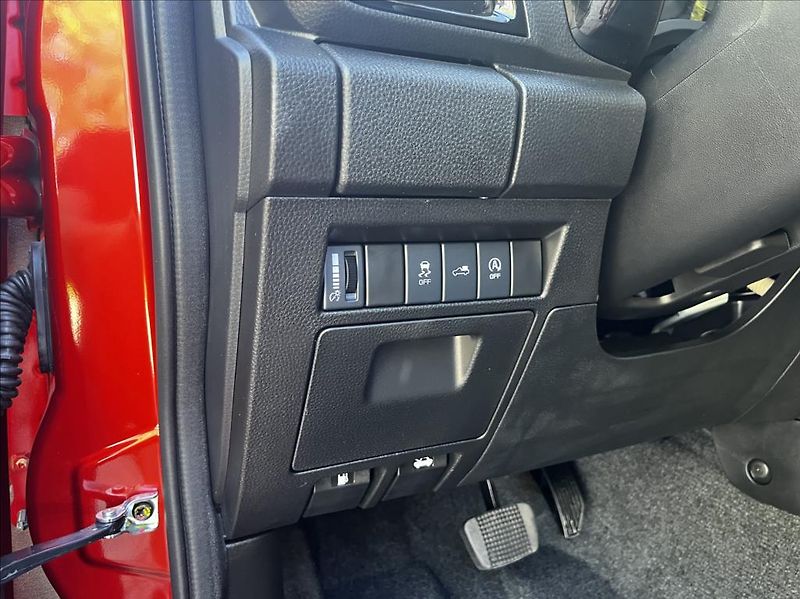Isuzu D-Max 1,9 Double Cab  6AT V-Cross 4x - fotka 14 z 27