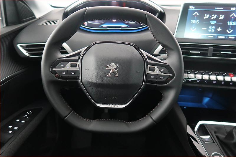 Peugeot 5008 (2021) PureTech 130, 7 MÍST - fotka 16 z 18