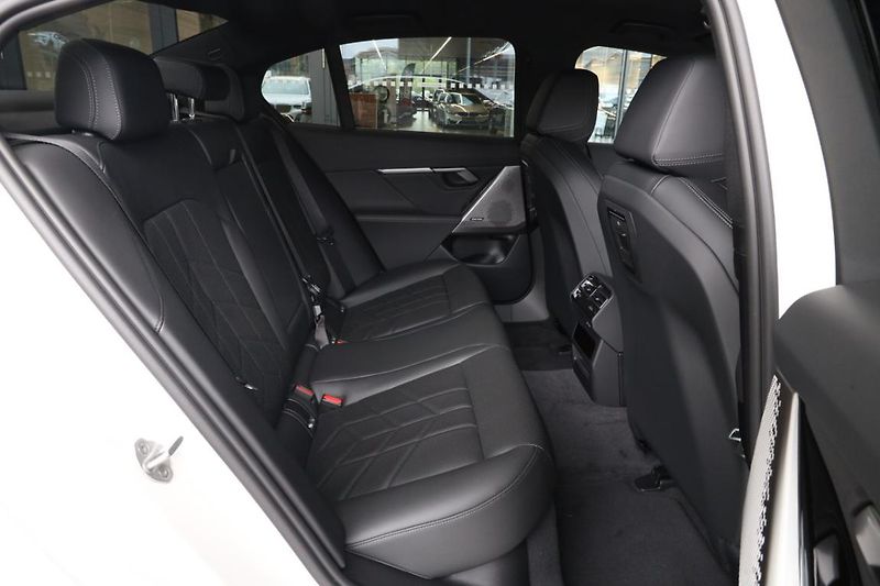 BMW Řada 5 520d xDrive - fotka 6 z 18
