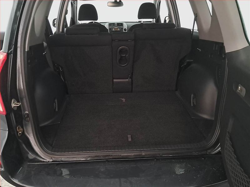 Toyota RAV4 (2006) 2.2 D-4D, 4X4 - fotka 13 z 17