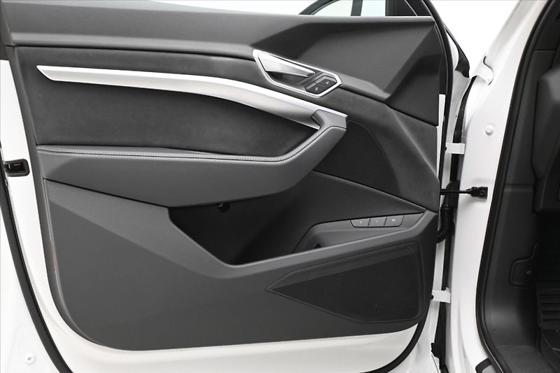 Audi e-tron 55 300 kW QUATTRO S-LINE Záruk - fotka 24 z 31