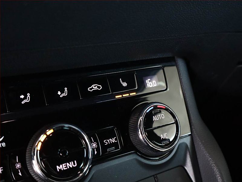 Škoda Karoq (2023) Sportline 1.5 TSI - fotka 21 z 22