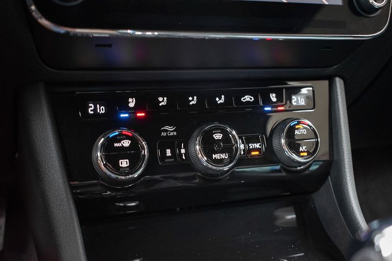 Škoda Superb TDI 147kW 4x4*L&K*WEBASTO*ČR 1 - fotka 27 z 48