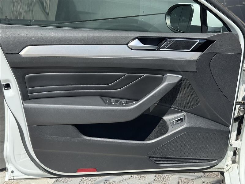 Volkswagen Passat 1,5 TSI 110kW Elegance 7DSG ČR - fotka 26 z 30