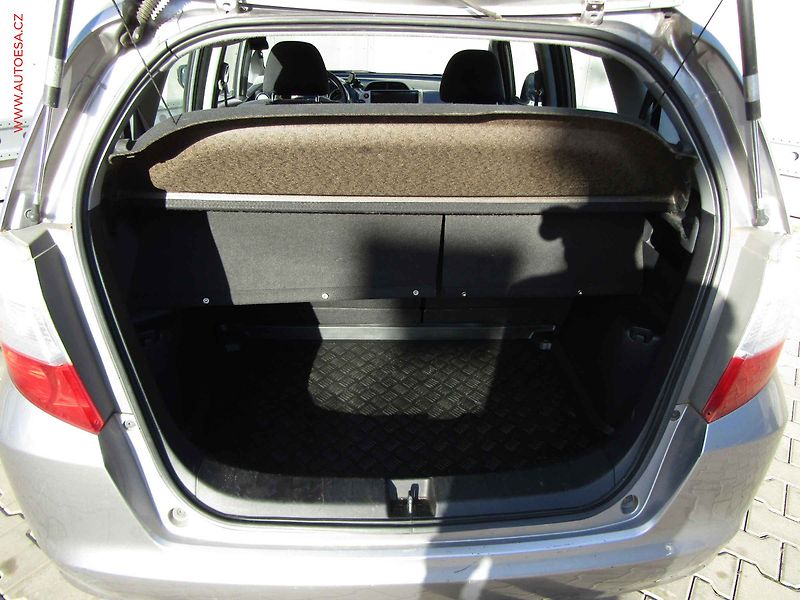 Honda Jazz (2011) 1.3i, ČR, Navi, AC - fotka 7 z 17