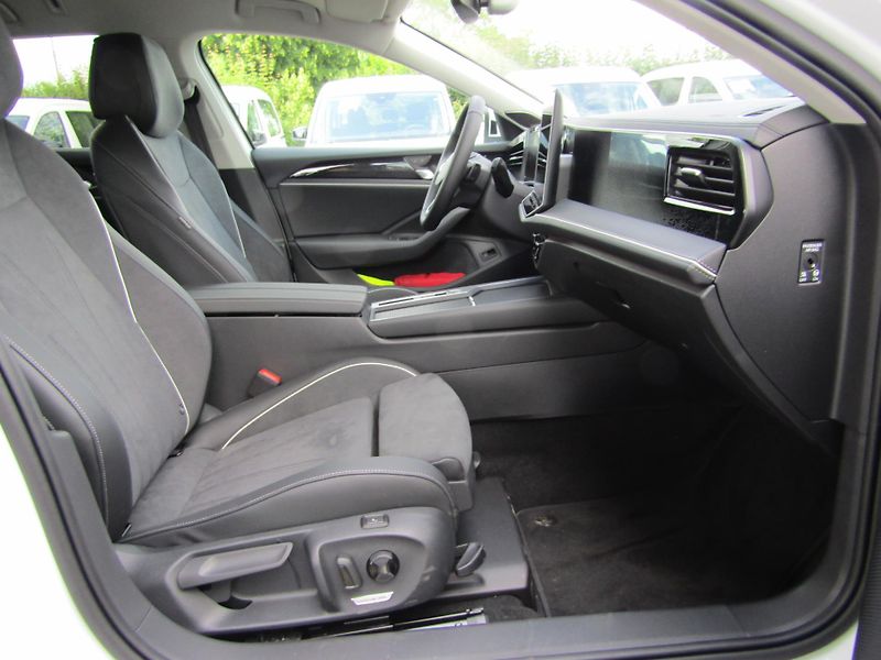 Volkswagen Passat 1,5 eTSI 11KW DSG NEZ.TOPENÍ - fotka 21 z 30