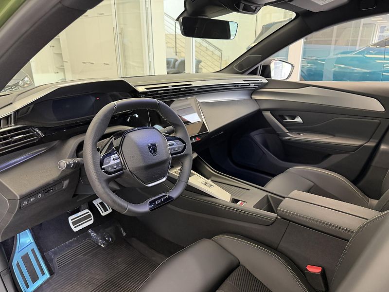 Peugeot 408 (2026) GT Plug-in HYBRID 240 e-DCS7 - fotka 18 z 33