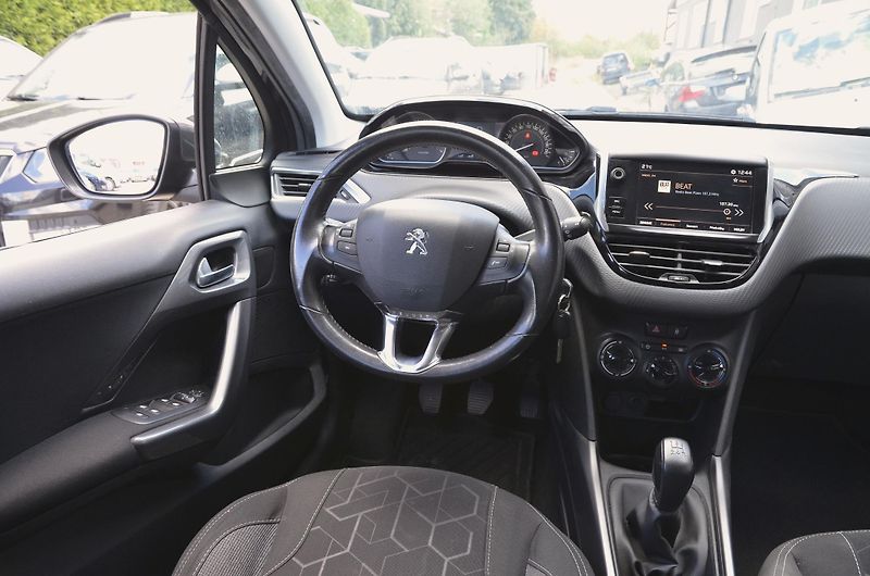 Peugeot 2008 (2017) 1.2 PT 60kW KLIMA / TAŽNÉ - fotka 13 z 28