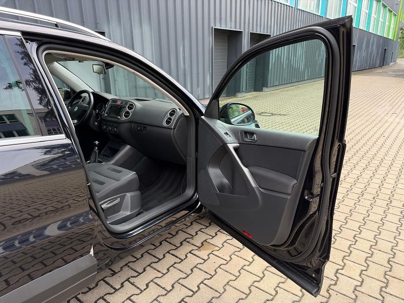 Volkswagen Tiguan 2,0 TDI /4x4/ SPORT / servis.k - fotka 19 z 32