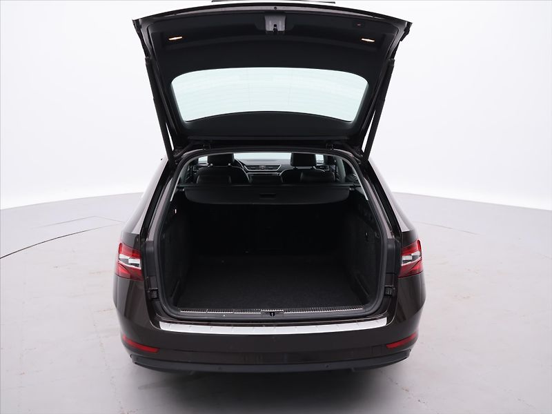 Škoda Superb 2,0 TDI 110kW DSG CZ L&K - fotka 9 z 35