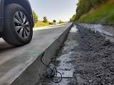 Poslední letošní opravovaný úsek dálnice D5 dostává nový cemento-betonový povrch.