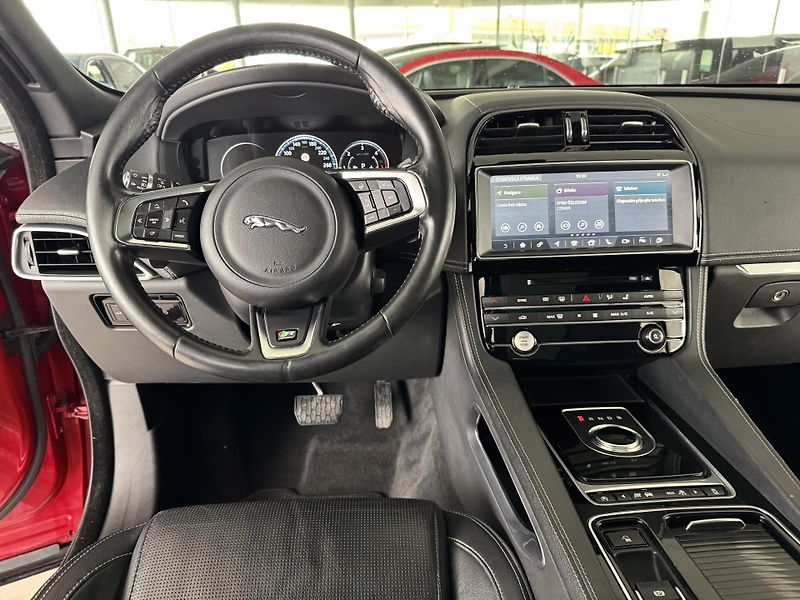Jaguar F-Pace 20d AWD*AUT*R-SPORT*LED*Panora - fotka 9 z 39