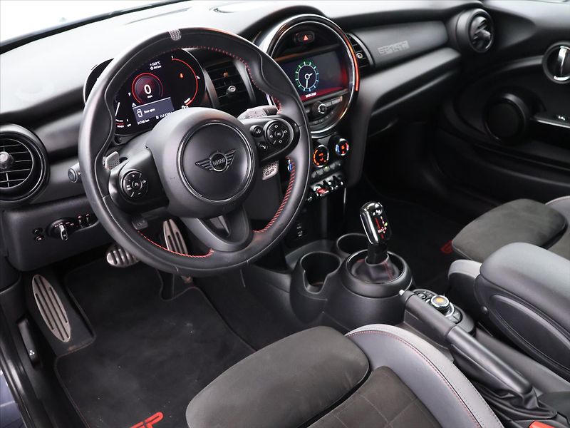 Mini Cooper 2,0 225kW JCW GP3 CZ DPH - fotka 24 z 32