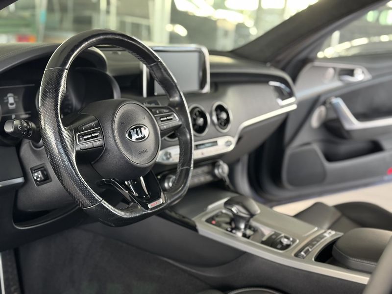 Kia Stinger 3,3TGDI V6*4WD*HUD*360kam*DPH - fotka 12 z 44