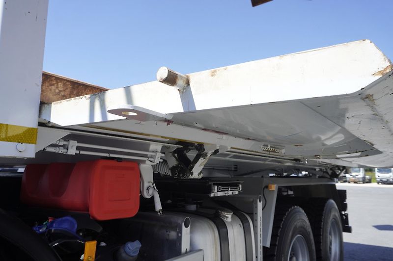 Mercedes-Benz (2020) Arocs 3236 8×4 / Crane Fassi - fotka 16 z 24