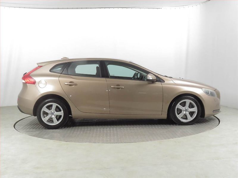 Volvo V40 (2016) 1.5 T2, Automat, Navi, Xenony - fotka 6 z 21