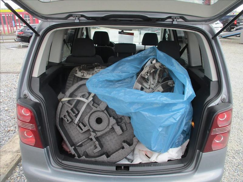 Volkswagen Touran 1,9 TDI, aut.klima,Navi,tažné, - fotka 9 z 21