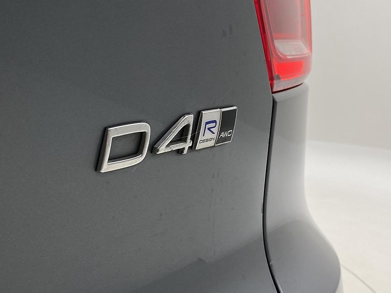 Volvo XC40 D4 AWD R-DESIGN AUT CZ - fotka 34 z 43
