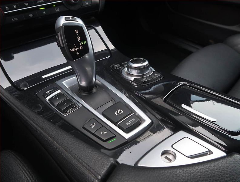 BMW Řada 5 (2015) 520d xDrive, 4X4, Automat - fotka 13 z 16