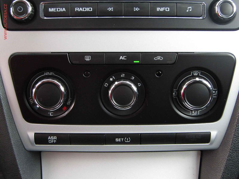 Škoda Octavia (2009) 1.9 TDi, autoAC, temp - fotka 13 z 17