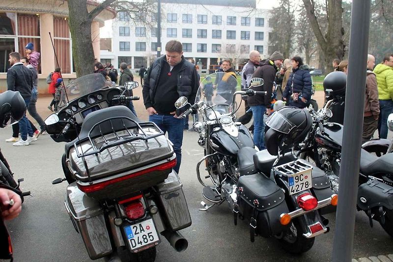 Z příjezdu spanilé jízdy motocyklů do Poděbrad.