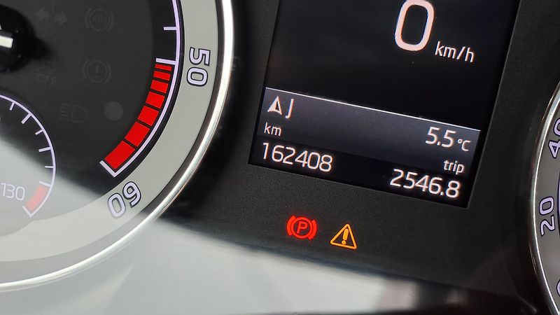 Škoda Superb 1.6 CRTDI DSG Comfort+Panorama - fotka 24 z 32