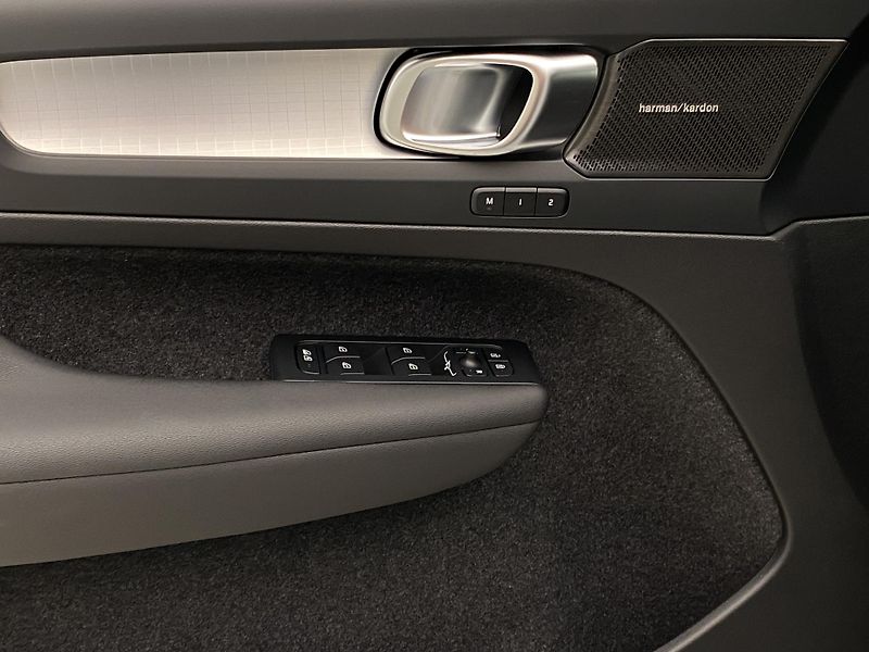 Volvo XC40 (2026) B3 AUT DARK PLUS - fotka 27 z 58