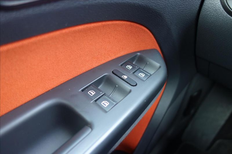 Volkswagen Touran 2,0 TDi,SERV.KN.,CROSS,7 MÍST. - fotka 29 z 32