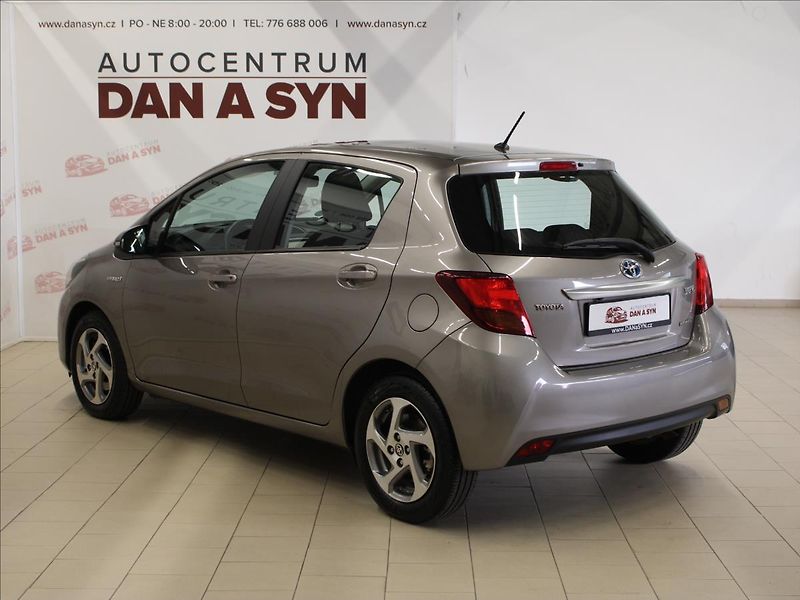 Toyota Yaris 1,5 i Hybrid Comfort At. - fotka 6 z 31