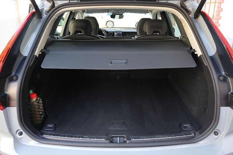 Volvo XC60 (2025) Plus, B5 AWD Mild hybrid - fotka 20 z 21