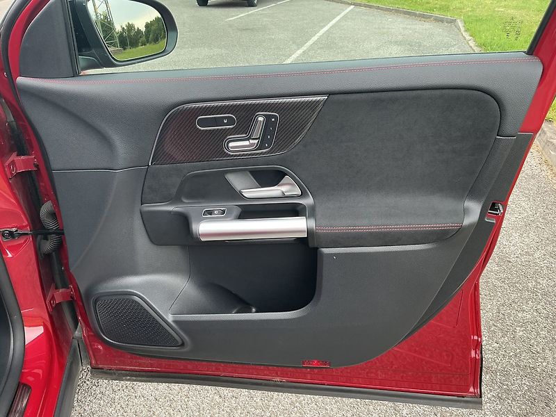 Mercedes-Benz GLA 250 e AMG s PLUG-IN HYBRIDNÍ T - fotka 17 z 25
