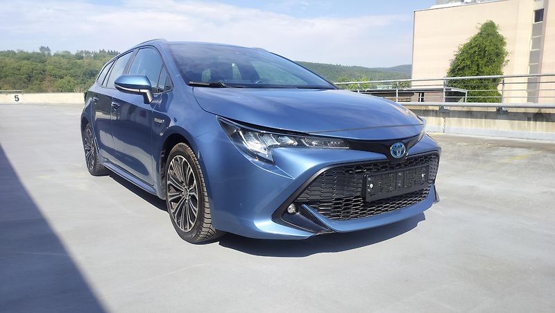 Toyota Corolla 2.0 hybrid, business, navigace - fotka 1 z 29