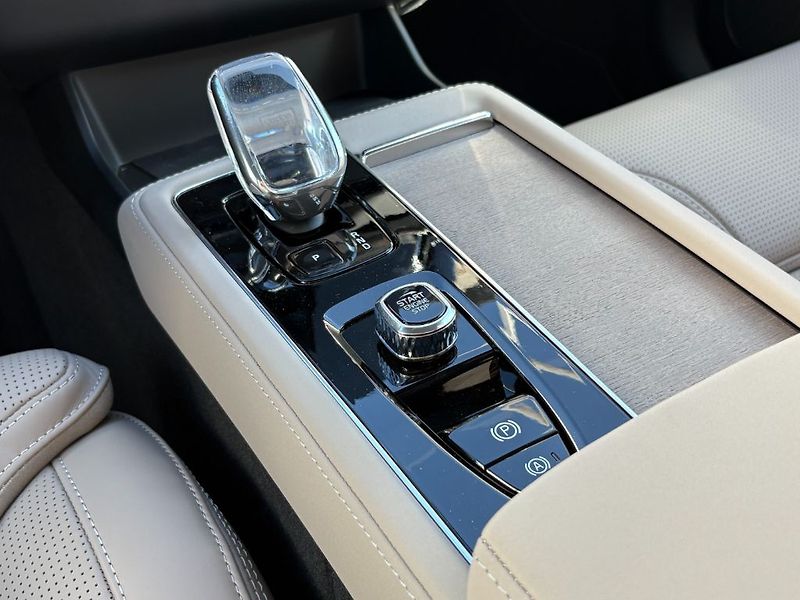 Volvo XC90 Ultra Dark T8 299kW - fotka 16 z 18