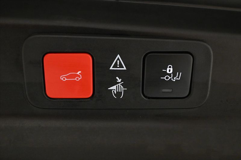 Peugeot 5008 1,5 HDI 96 kW EAT8 7Míst ALLUR - fotka 29 z 32