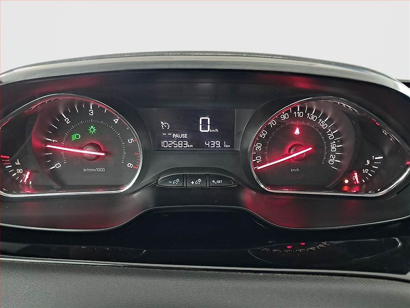 Peugeot 208 (2015) Active 1.4 HDI, Tempomat - fotka 11 z 16