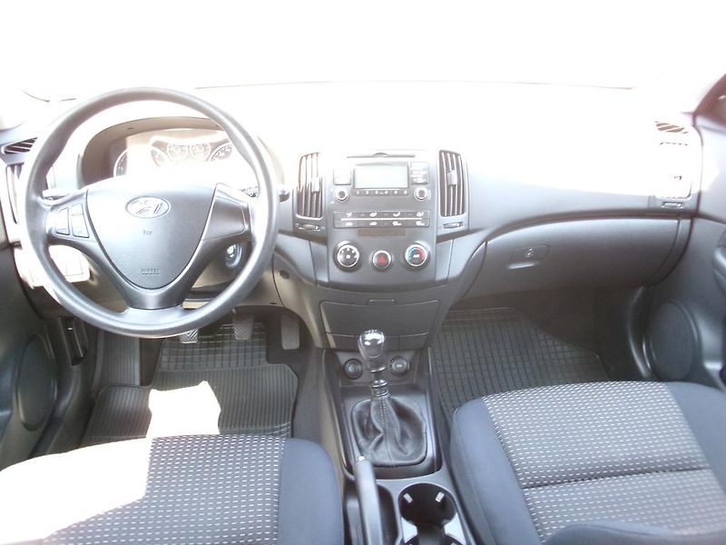 Hyundai i30 (2009) CW 1.6 CRDi KOUPENO ČR - fotka 8 z 10