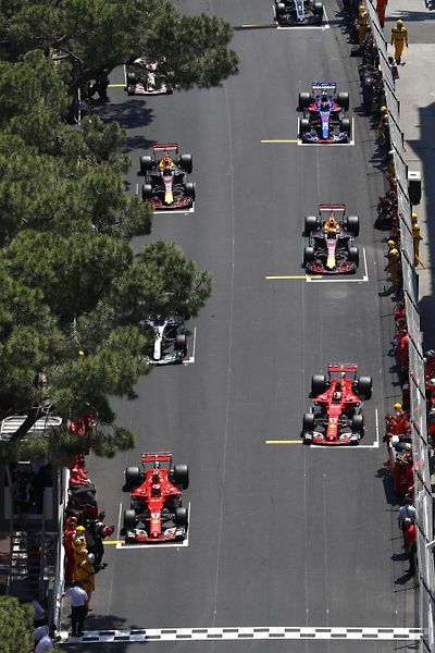 F1 2017 GP Monaka - Ferrari slaví vítězství v Monaku po 16 letech, Kimi Raikkonen (uprostřed) zklamaně přijímá 2. místo