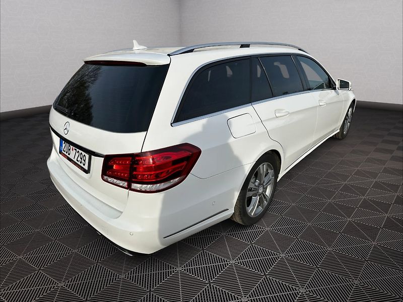 Mercedes-Benz Třídy E (2016) 220Cdi Avantgarde 9G-Tronic - fotka 7 z 25