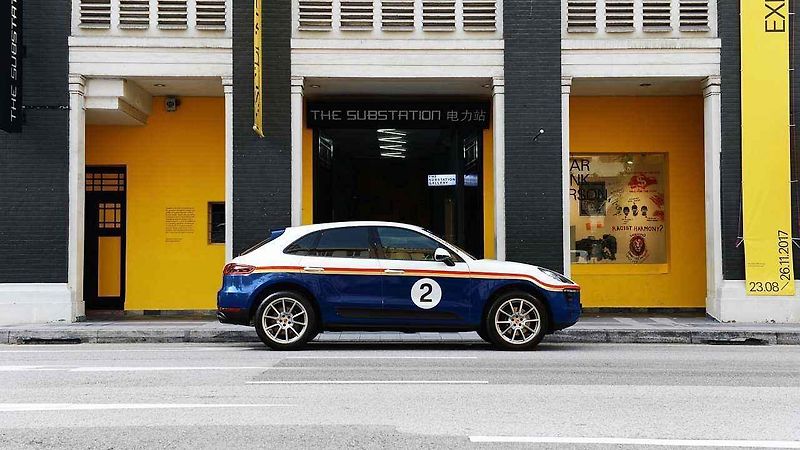 Pětice modelů Porsche Macan v barvách slavných Le Mans závoďáků.