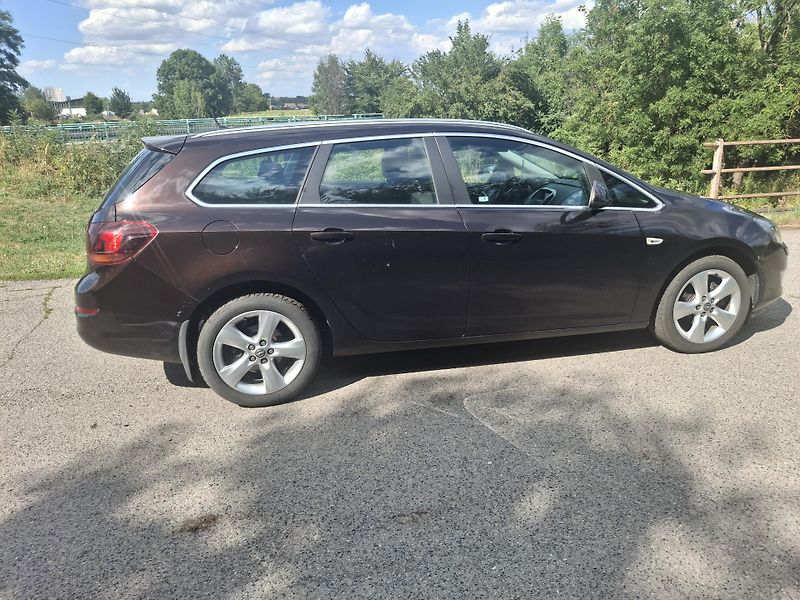 Opel Astra (2012) J ST 1,4 turbo 103 kW - fotka 5 z 20